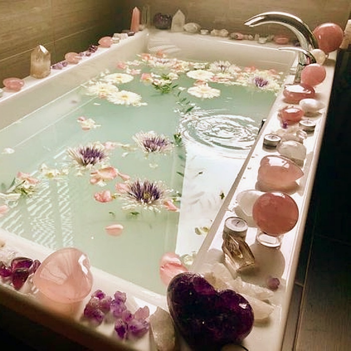 decoraciones del hogar, recámara, cuarto, habitación, sala, lámparas, muebles, veladoras, decoraciones con cuarzos rosas y cristales