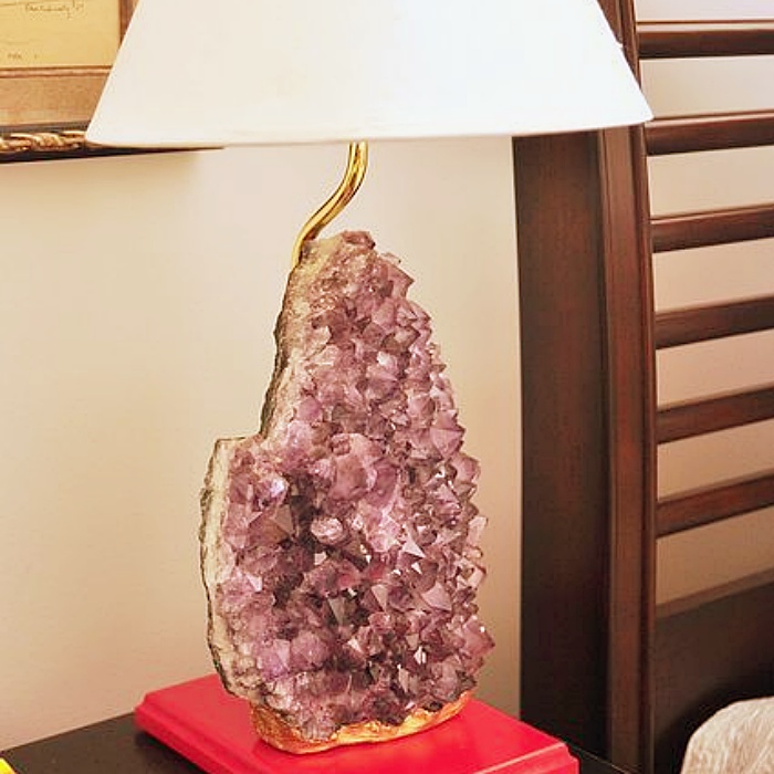 decoraciones del hogar, recámara, cuarto, habitación, sala, lámparas, muebles, veladoras, decoraciones con cuarzos rosas y cristales