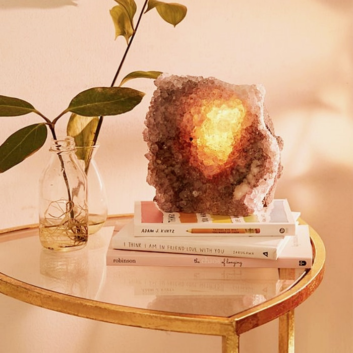 decoraciones del hogar, recámara, cuarto, habitación, sala, lámparas, muebles, veladoras, decoraciones con cuarzos rosas y cristales