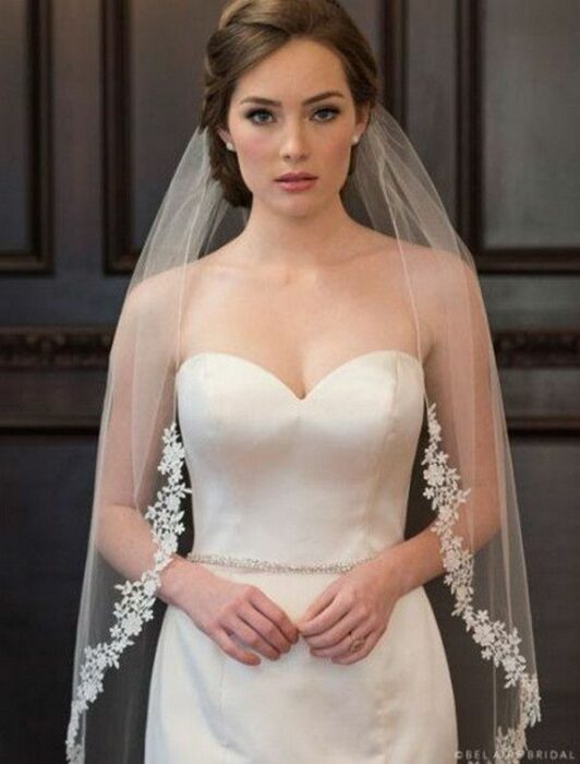 Novia con velo adornado