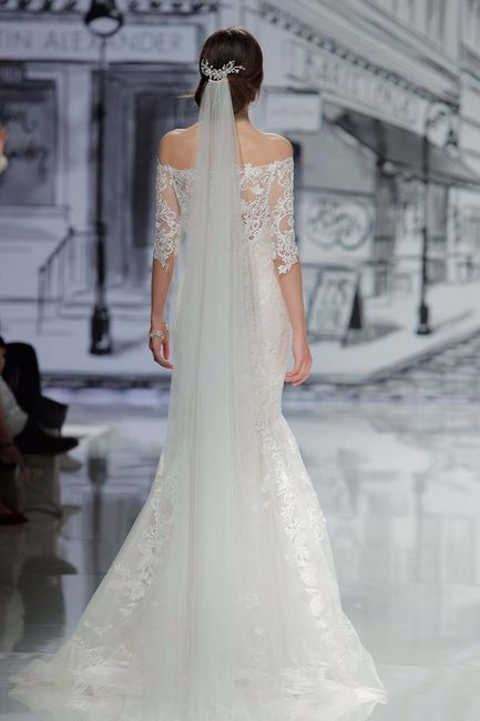 Chica en vestido de novia con velo largo y liso
