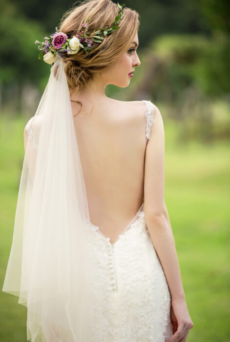 Novia en vestido escotado con velo liso