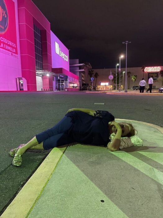 Mujer sentada en la acera; Mujer perdió su boleto de estacionamiento y se negó a pagar la multa