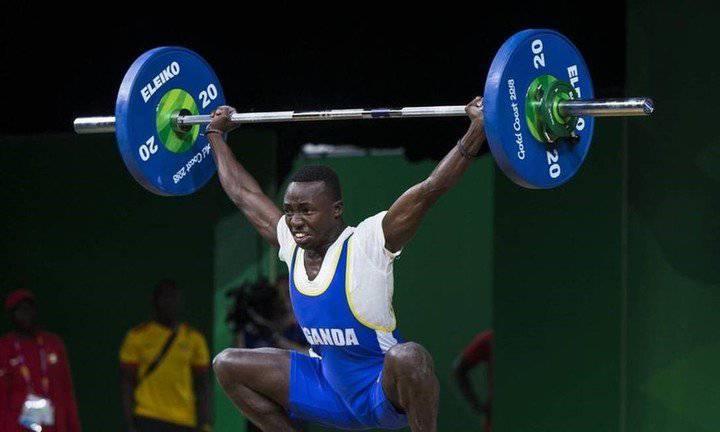 Julius Ssekitoleko levantando pesas; Atleta de Uganda se fuga para buscar trabajo y comenzar una nueva vida en Japón 