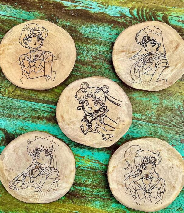 Portavasos con Sailor Scouts Prisma Lunar, inspirada en 'Sailor Moon' para brindar en el nombre de la luna