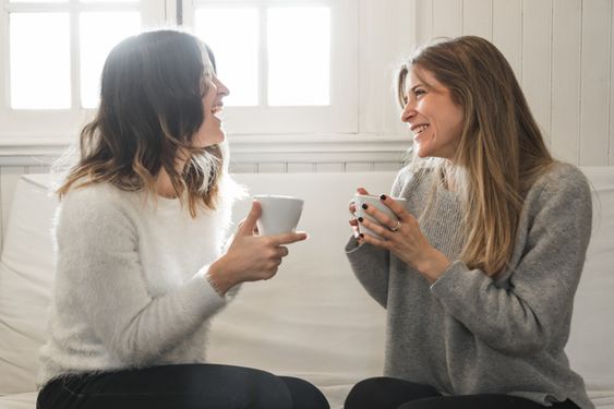 Mujeres conversando mientras toman café 