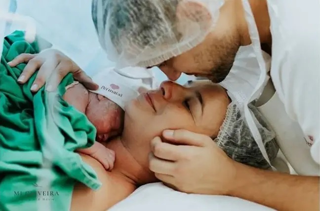Pareja en el hospital recibiendo a su hijo