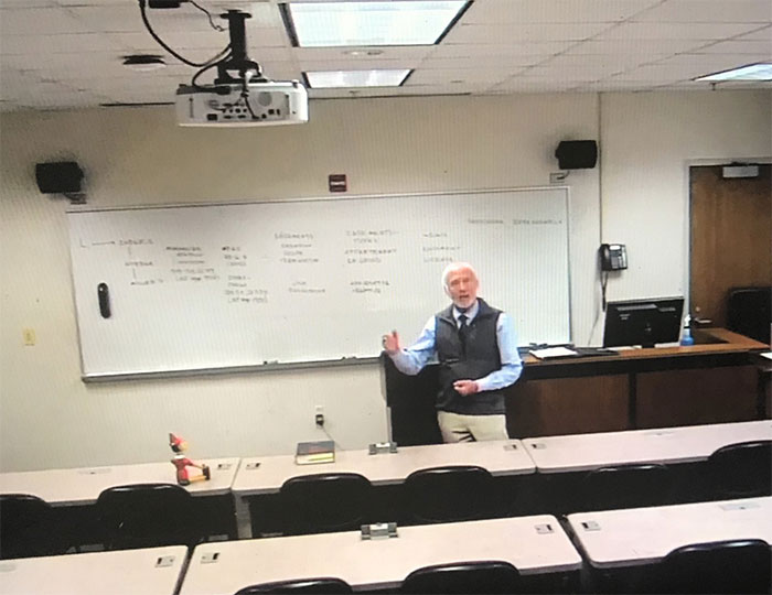 profesor dando clases ;16 Abuelitos cuya edad no les impide divertirse al máximo