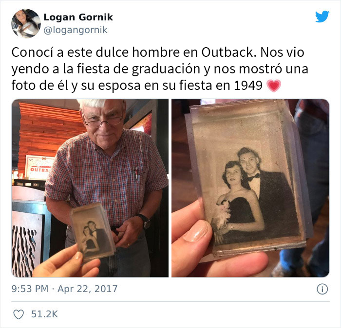 Hombre sosteniendo una fotografía ;16 Abuelitos cuya edad no les impide divertirse al máximo