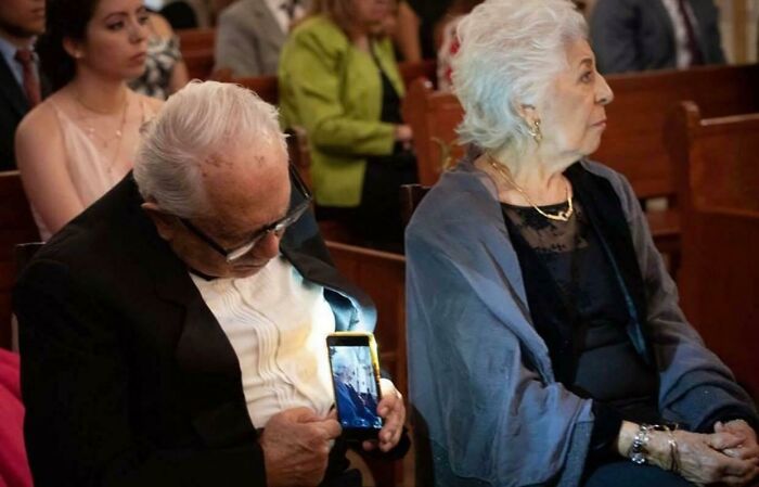 Abuelo tomando una selfie ;16 Abuelitos cuya edad no les impide divertirse al máximo