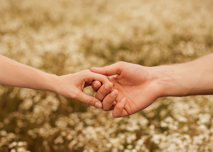 mano de una mujer y un hombre, romántico