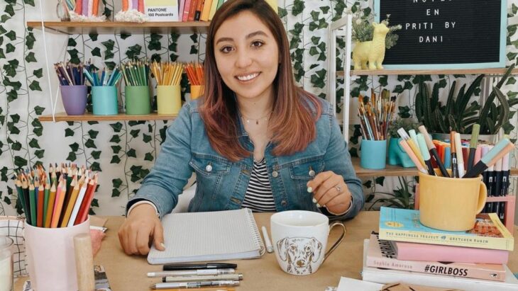 Chica sentada en su escritorio; Esta youtuber se hizo viral por comprarse la casa de sus sueños