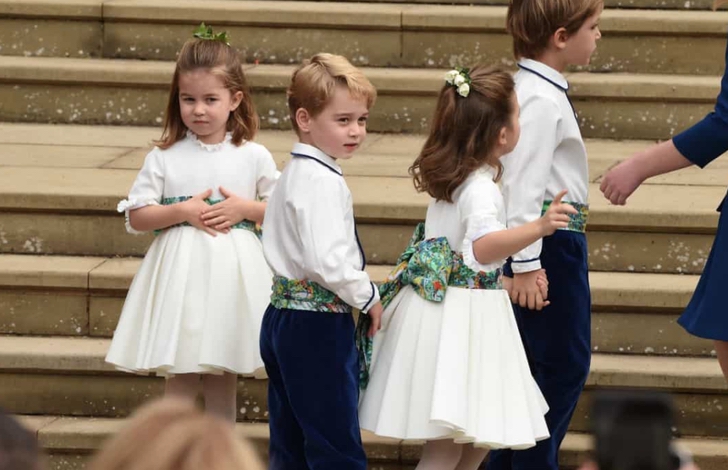 Niños de la realeza usando vestidos muy similares