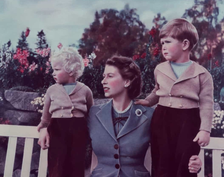 Niños de la realeza usando vestidos muy similares