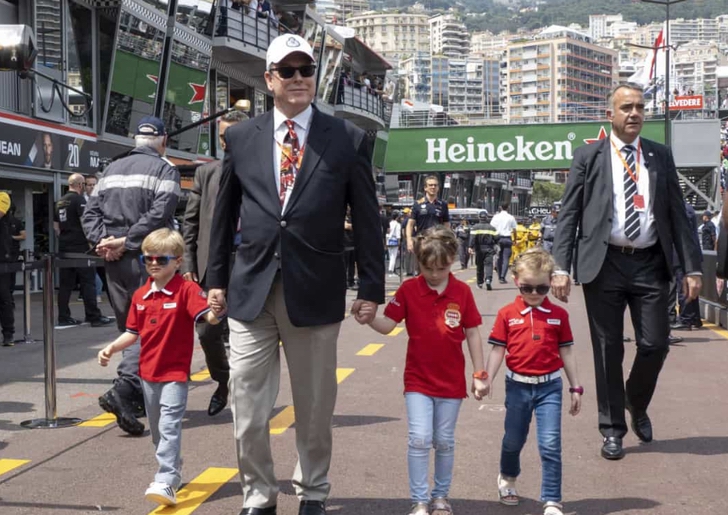 Niños de la realeza usando vestidos muy similares