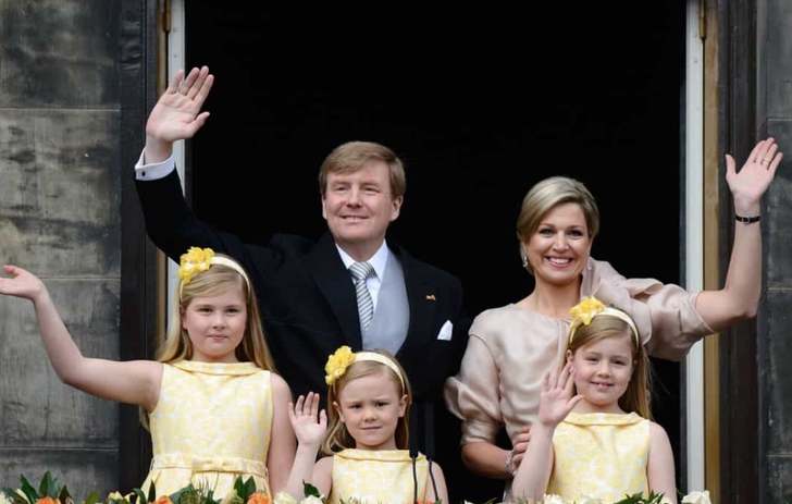 Niños de la realeza usando vestidos muy similares