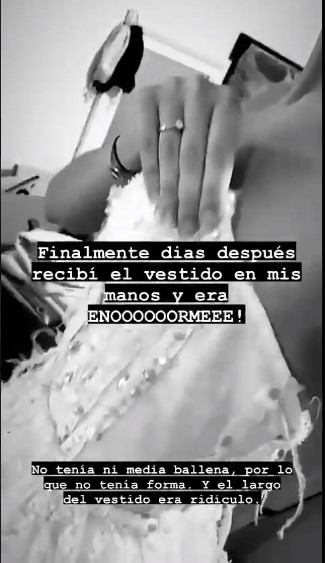 Chica con un vestido blanco bordado