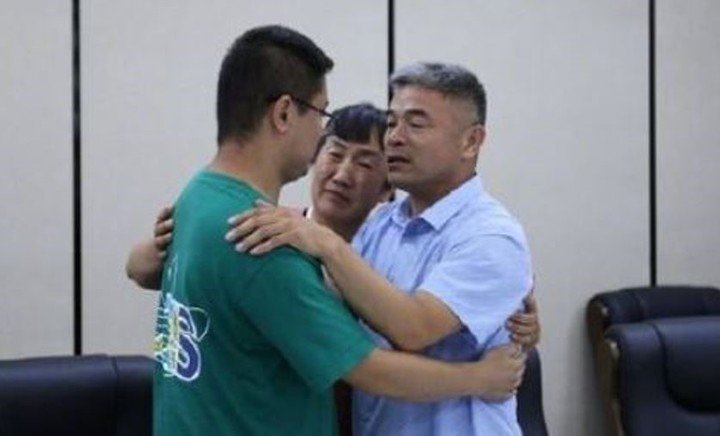 Padre e hijo abrazándose; Hombre se reencuentra con su hijo 24 años después de que fuera raptado