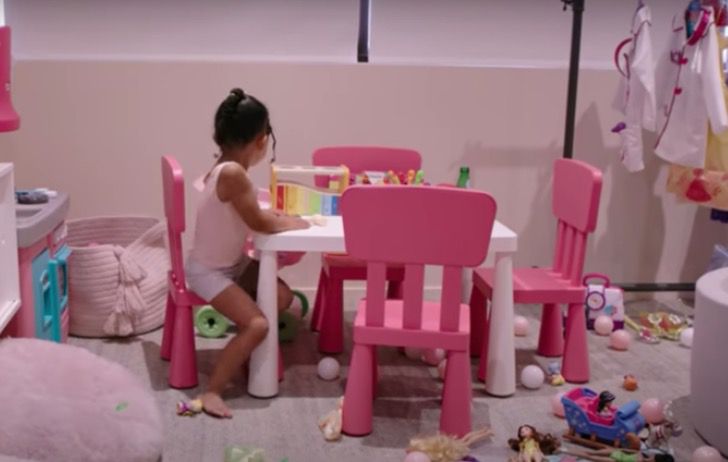 Stormi jugando en Kylie Cosmetics 