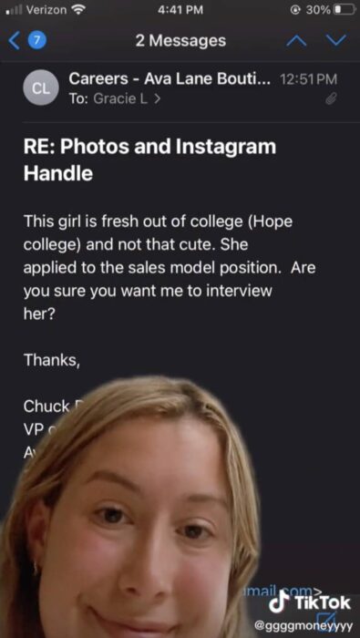 Chica en TikTok denunciando que recibió un correo en el que era llamada "no tan linda" 