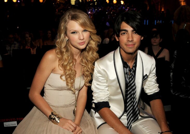 Joe Jonas y Taylor Swift posando para una fotografía