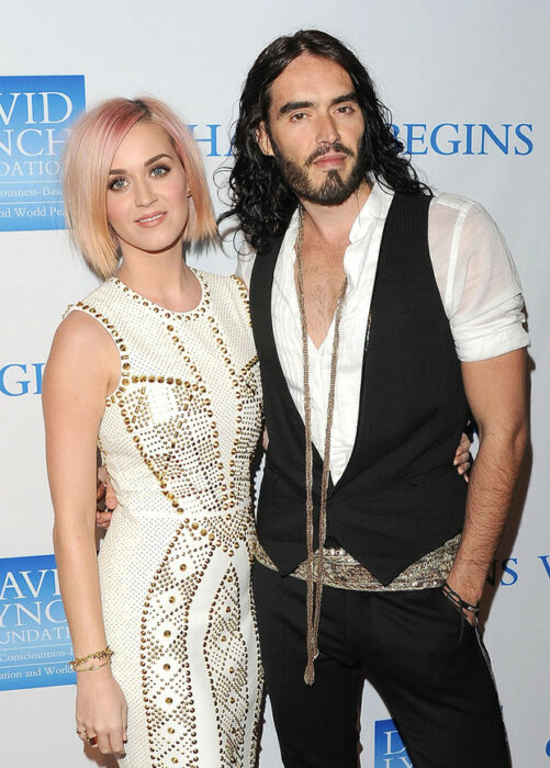 Russell Brand y Katy Perry posando para una fotografía