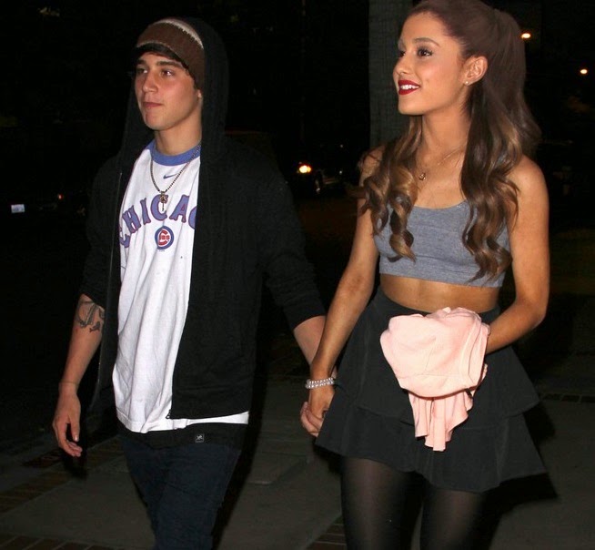 Ariana Grande y Jai Brooks tomados de la mano y caminando por la calle