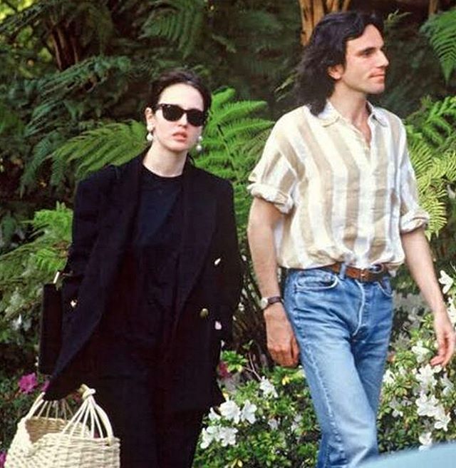 Daniel Day-Lewis e Isabelle Adjani tomados de la mano y caminando por la calle
