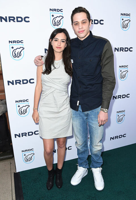 Pete Davidson y Cazzie David abrazados posando para una foto