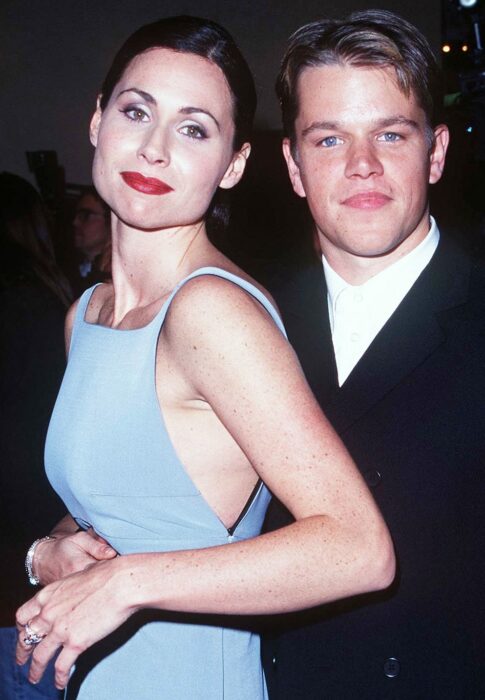 Matt Damon y Minnie Driver posando para una fotografía