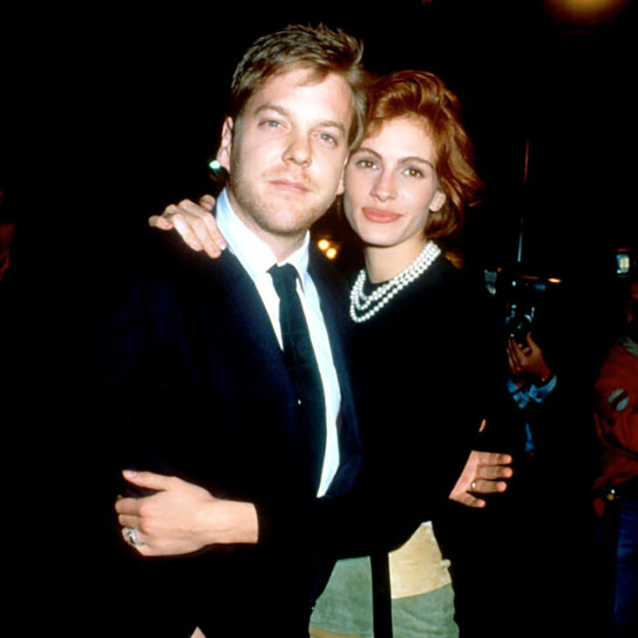 Kiefer Sutherland y Julia Roberts abrazados posando para una foto