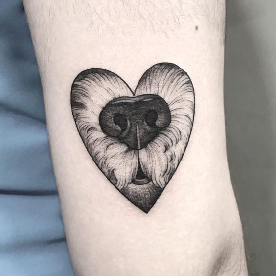 Corazón con nariz de perro al centro ;15 Hermosos tatuajes para mostrar que eres una 'animal lover'
