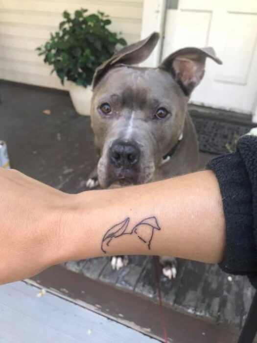 Silueta de cabeza de perro ;15 Hermosos tatuajes para mostrar que eres una 'animal lover'
