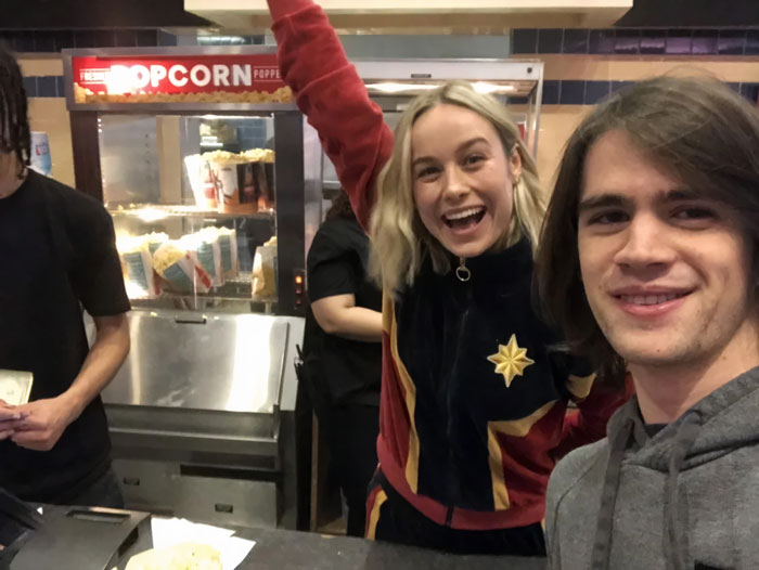Brie Larson ;18 Personas que conocieron a sus celebridades favoritas por casualidad