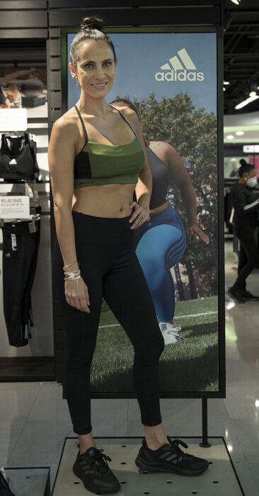 Entrenadora de Adidas dando una clase magistral 
