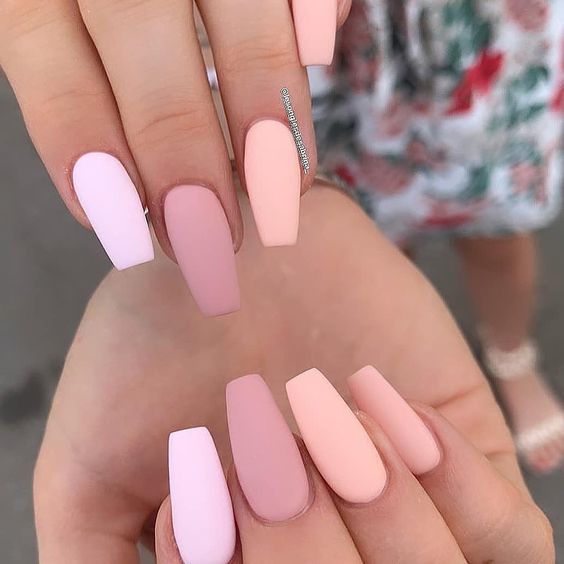 Manicura en tonos pastel rosa ;13 Ideas para animarte a llevar una manicura en tono mate