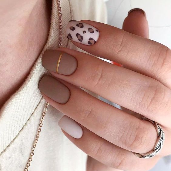 Manicura en tono café con diseños de animal print ;13 Ideas para animarte a llevar una manicura en tono mate