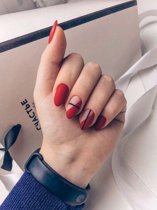 Manicura en tono rojo en efecto mate ;13 Ideas para animarte a llevar una manicura en tono mate