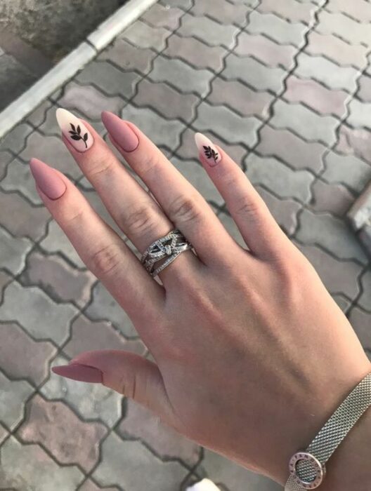 Manicura en tonos pastel con relieves en negro ;13 Ideas para animarte a llevar una manicura en tono mate