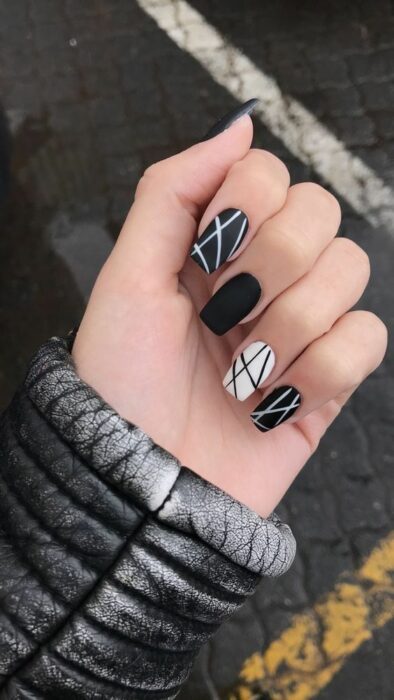 Manicura en tono negro con líneas blancas ;13 Ideas para animarte a llevar una manicura en tono mate