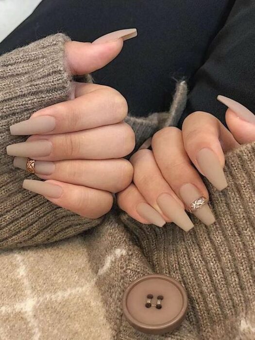 Manicura en tono café claro ;13 Ideas para animarte a llevar una manicura en tono mate