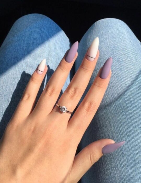 Manicura en tono lila y blanco ;13 Ideas para animarte a llevar una manicura en tono mate