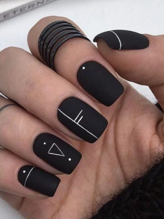 Manicura en tono negro con diseños minimalistas en blanco ;13 Ideas para animarte a llevar una manicura en tono mate
