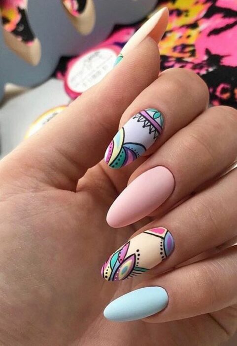 Manicura en tonos pastel con diseños de plantas ;13 Ideas para animarte a llevar una manicura en tono mate