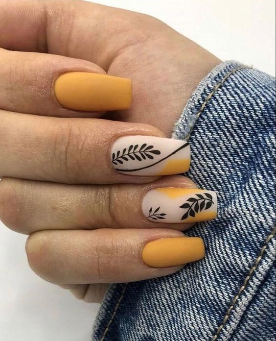 Manicura en tono amarillo mostaza con efecto de flores negras ;13 Ideas para animarte a llevar una manicura en tono mate