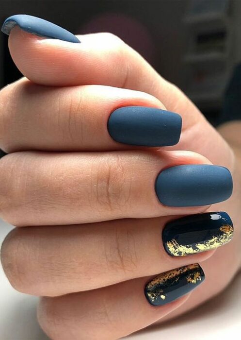 Manicura en tono azul con destellos dorados ;13 Ideas para animarte a llevar una manicura en tono mate