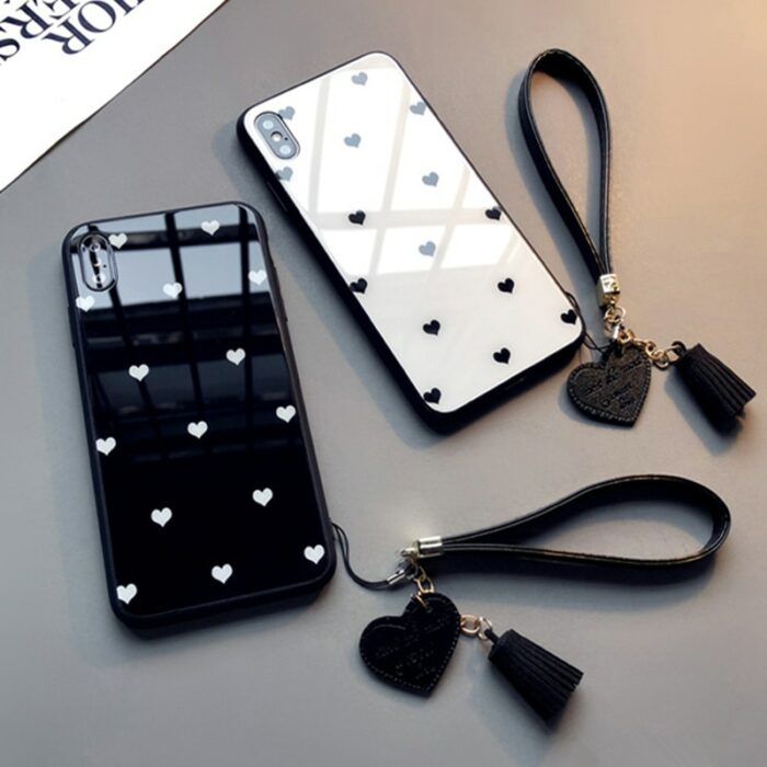 Chica con una funda para celular con correa