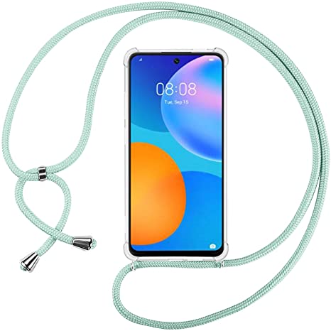 Chica con una funda para celular con correa