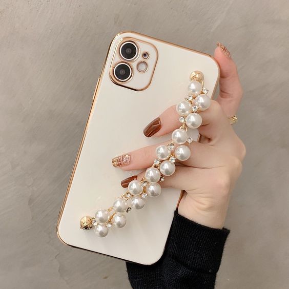 Chica con una funda para celular con correa