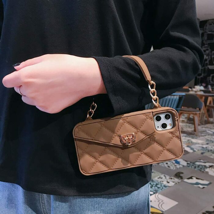 Chica con una funda para celular con correa
